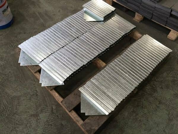 打包集装箱活动房顶部四个角三角形钢板设计图