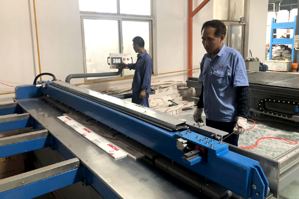 打包箱房顶部为独立的单元，内置暗线及吊顶图