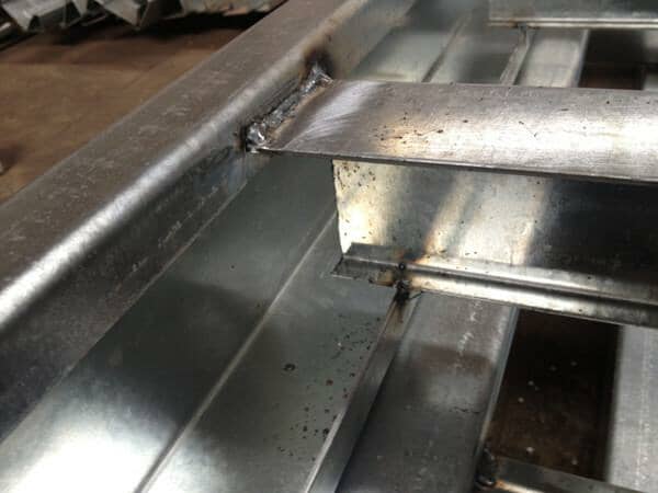 箱房底部框架主梁与横梁焊接设计图