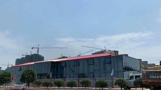 屋顶为红色彩钢搭建的四坡五脊顶图