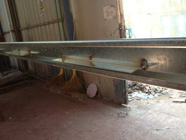 内顶部框架搭接彩钢板设计图