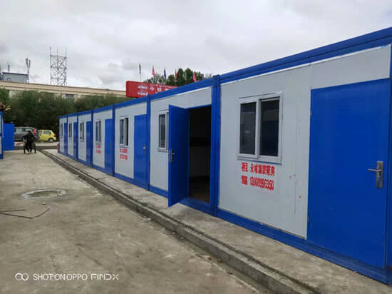 蓝色框架与白色墙面的山南折叠集装箱活动房图