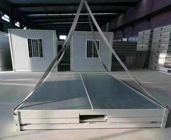 准备吊装的白色折叠箱房