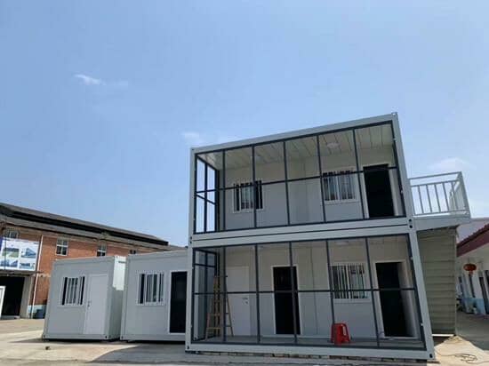 洁白的墙面搭配黑色的玻璃幕墙真的很好看图