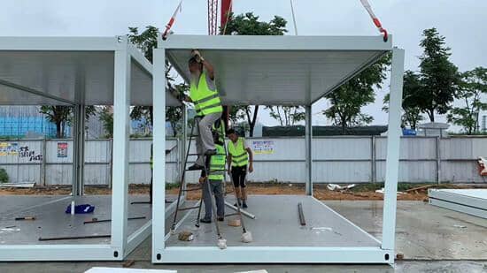 打包箱房安装分为三步骤，既底部+立立柱+盖顶部图