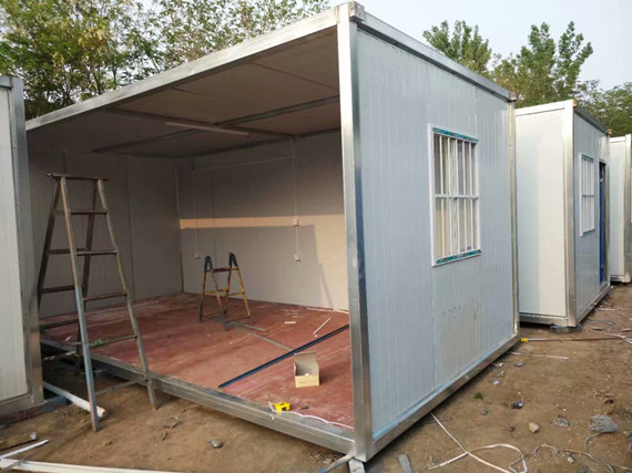 两间组合而成的室内图片