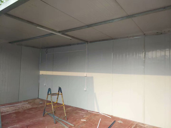 住人集装箱活动房待组合的图片