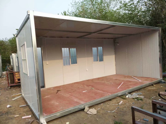 每间设置为一个门及两个窗户