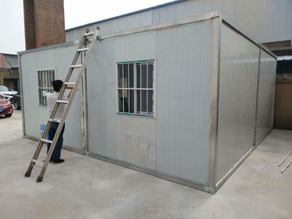 两个住人式集装箱活动房拼装而成的办公室