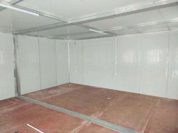 两间组合而成的室内图片