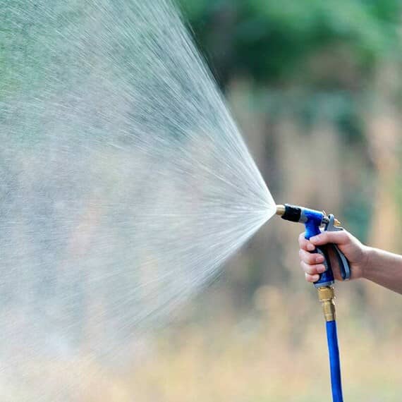 清洗活动房的高压水枪图