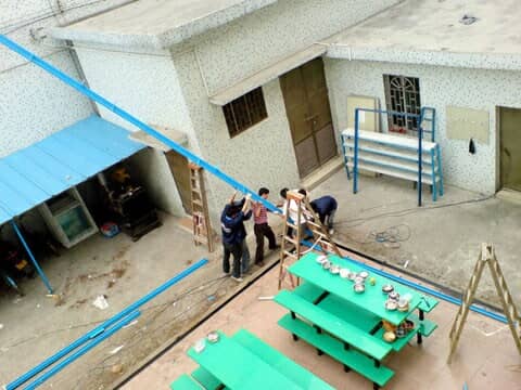 安装人员立三层活动板房立柱图