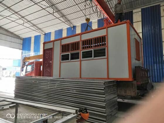 住人集装箱房装车完毕，马上出发图