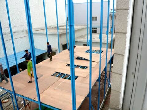 板房安装楼面多层木板图