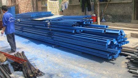 钢架立柱采用二保焊满焊焊接而成