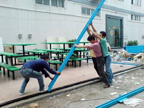 安装师傅正在立活动板房钢架立柱图