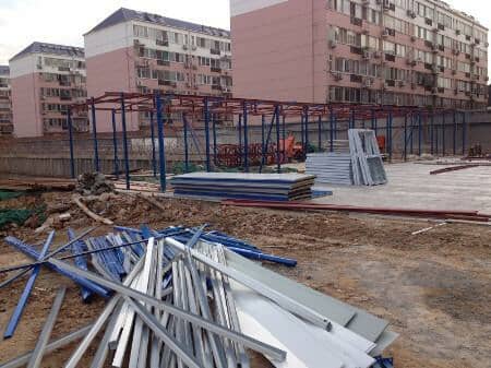 安装施工中的K式活动房结构钢骨架造型图片