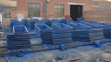 等待喷涂蓝色油漆的彩板门门框图片