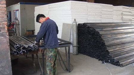 工人师傅们正在制作彩钢板门图片