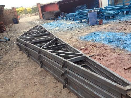 初步加工好的房顶双坡钢架梁图