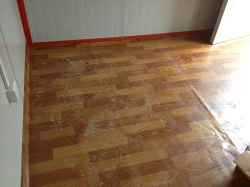 铺了地板革的箱房室内图片