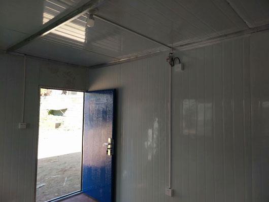 标配为1个门与两个窗户的集装箱活动房图