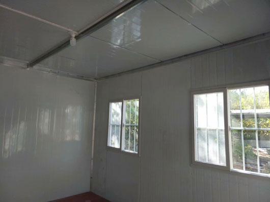 墙面为50mm厚平面岩棉夹芯板图