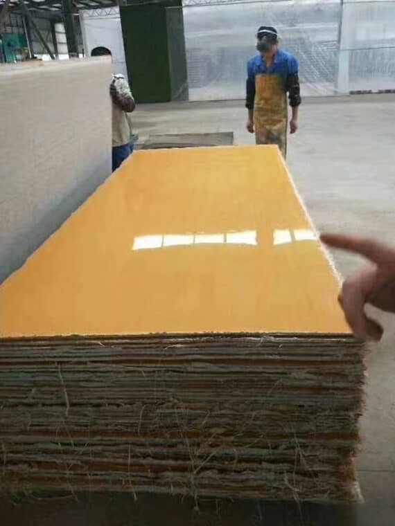 待裁切的米黄色玻镁防火地板图