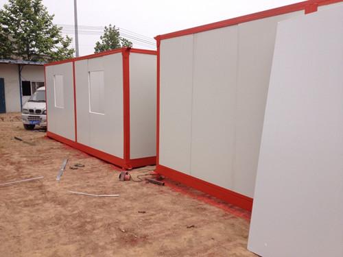 2个门4个窗户的箱房