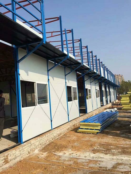 双层搭建活动板房的现场图