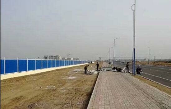 白色钢架立柱配蓝色彩钢板，组合搭配起来真是又漂亮有壮观