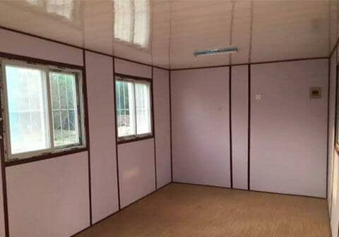 地板为先铺玻镁防火板，再铺塑胶地板或复合木地板