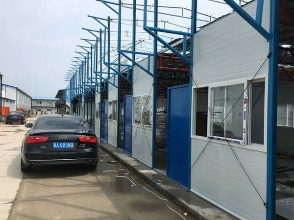 早点小炒应有尽有 活动房内生意火爆