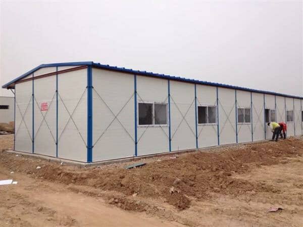 活动房已然成为孩子们的学校