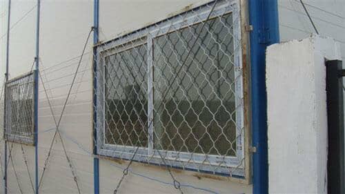 塑钢窗户安装完毕后，加装上防护网