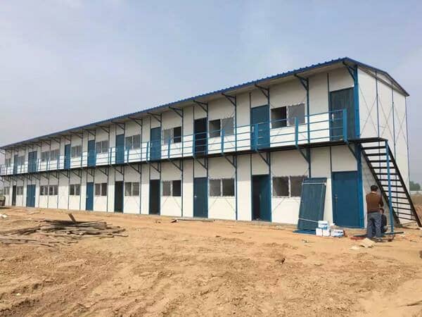 农民工子女活动板房里度暑假