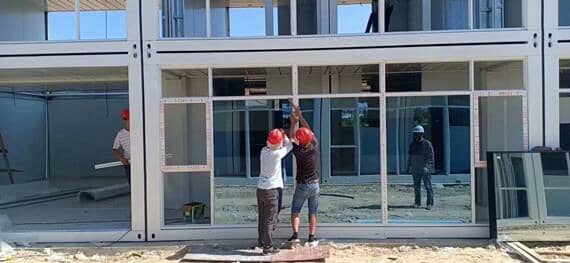 集装箱窗前的桔子是阳光下的风景