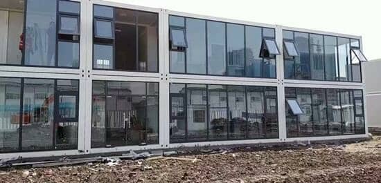 带玻璃幕墙的集装箱活动房图