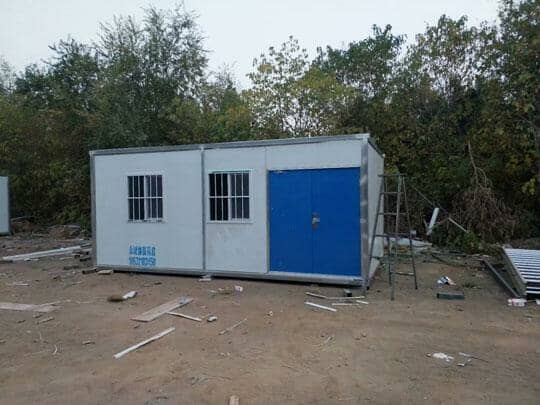 正面一个门与两个窗户的住人箱房图