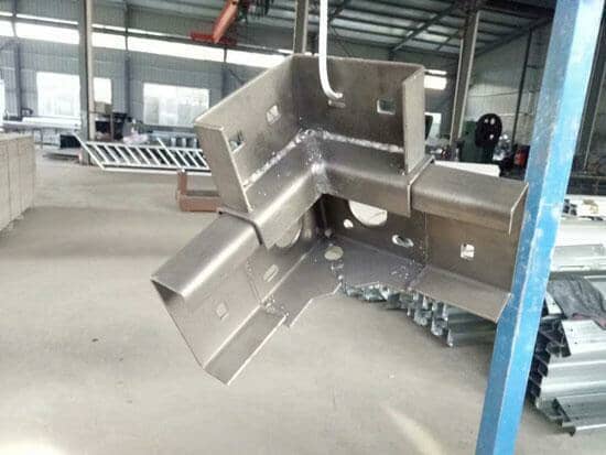 等待进入烤漆房的黑色吊角件