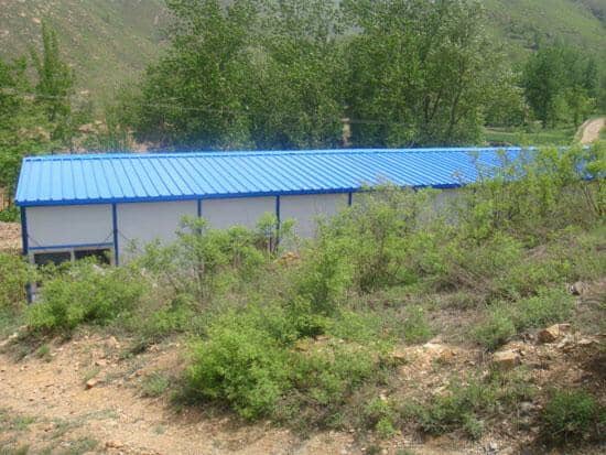 双坡活动板房顶部图