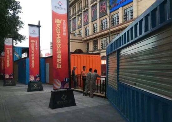 集装箱活动房墙面采用卷闸门，这样可以安装大面积的卷闸，也可以有效防止小偷的光顾