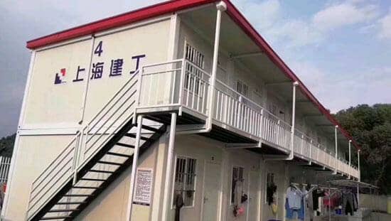 前置阳台走廊，屋檐外置排水管