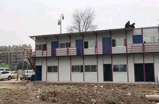 墙面岩棉板为双面灰白色油漆，顶板为上红下白色