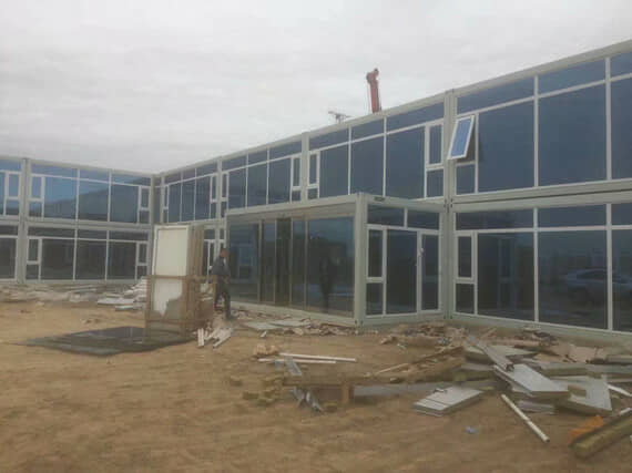 带玻璃幕墙的打包式集装箱活动房图