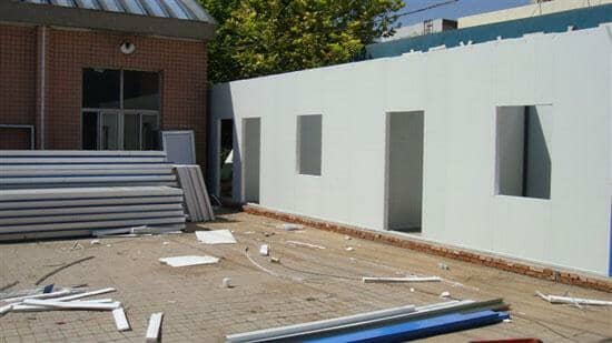 保温层为聚苯泡沫夹心层，厚度为100mm