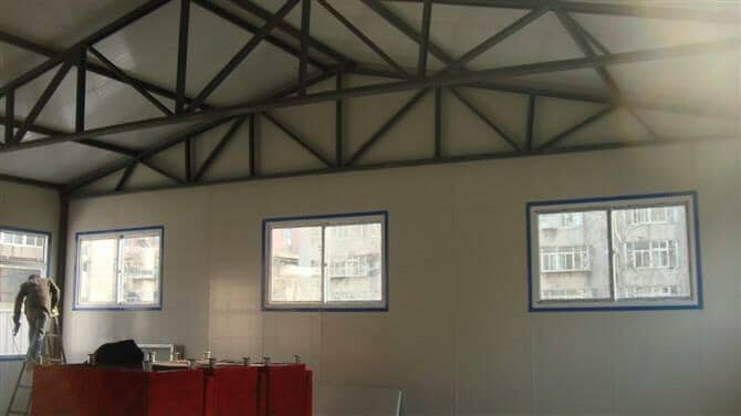 钢骨架选用50*120mmC型钢焊接而成，三角形钢架使用灰色防锈油漆喷涂