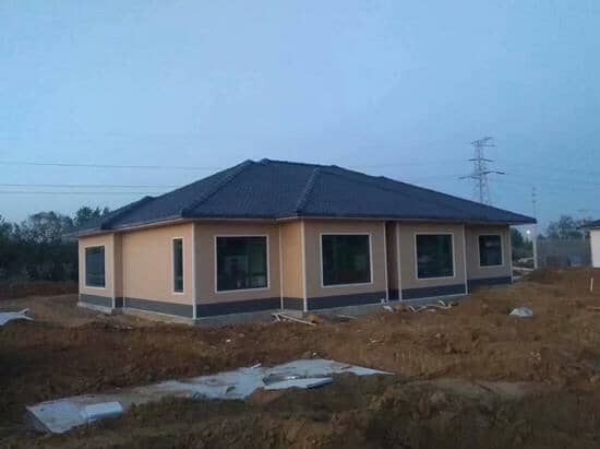 屋顶呈欧式风格四坡五脊造型