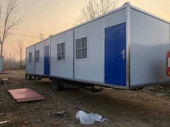 山脚下的集装箱活动房