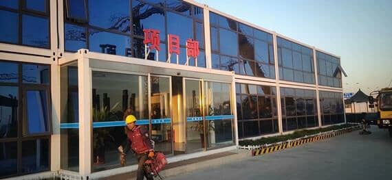 把集装箱活动房家搬到工地上